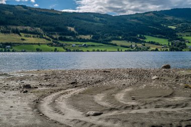 Meditasyon, zen ve eğlence için mükemmel bir yer üzerinde bulutların ve güneş ışığının olduğu bir doğa manzarası..