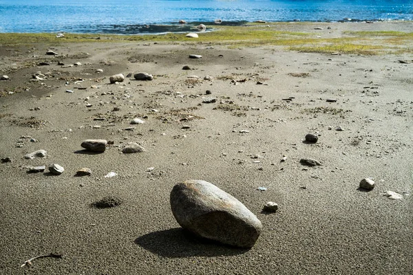 Zonnige Kustlijn Landschap Met Een Scala Aan Kleine Rotsen Natuurlijke — Stockfoto