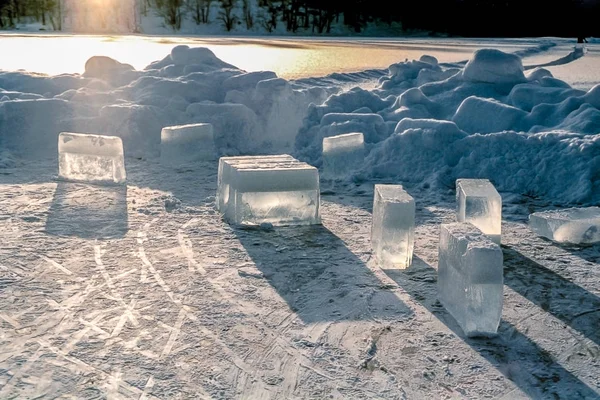 Великі Заморожені Кубики Льоду Крижаному Озері Снігом Сонцем Навколо — стокове фото