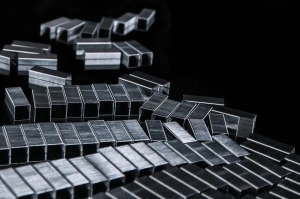 Çağdaş siyah yansıtıcı çalışma masasında birçok metalik yeniden doldurma maddesi - yazma, kağıt belgeleri, araştırma ve öğrenim için düzenleme ve ofis eklentisi - okul, eğitim, sekreter, üniversite ve öğrenim kavramı.