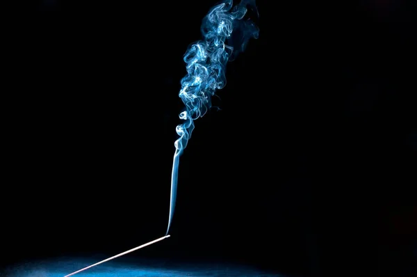 Uma Vara Incenso Místico Queimando Com Fumaça Perfumada Usada Para — Fotografia de Stock