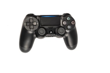Heggenes-31 Mart: eğlenceli için sanal PC oyunları oynarken genç oyuncular için PlayStation DUALSHOCK 4 siyah kablosuz video oyun kumandasının üst görünümü, beyaz arka planda izole, Mart 31. 2019