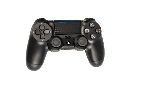 Χέγκγενς-31 Μαρτίου: κορυφαία προβολή του PlayStation 4 Black ελεγκτής παιχνιδιών ασύρματου βίντεο για νεαρούς παίκτες που παίζουν εικονικά παιχνίδια PC για διασκέδαση, απομονωμένα σε λευκό φόντο, 31 Μαρτίου. 2019 σε — Φωτογραφία Αρχείου