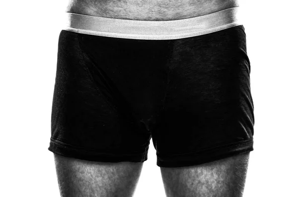 Close-up de um homem peludo masculino em pé em shorts boxer preto isolado no fundo branco - Conceito de namorado impotente, marido ou amante, desejo sexual e confiança sexual no quarto — Fotografia de Stock