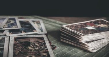 Bruvoll, Norveç-23 Mart 2011: büyülü bir pagan ritüeli psişik kader okuma için masada döşeme gizemli Tarot güverte ve eski Tarot kartları-doğaüstü, büyücülük, kader ve mistik servet kavramı-söyleyerek