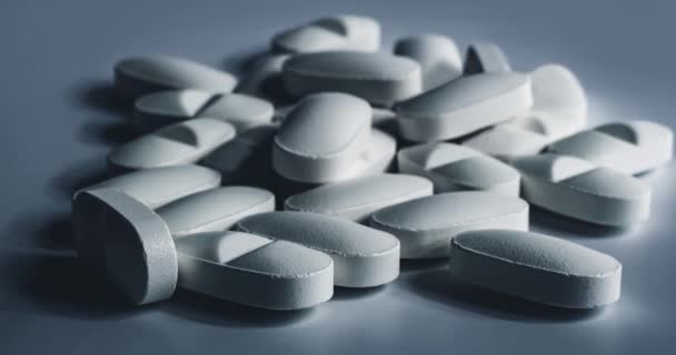 Zbliżenie wielu białych leków na receptę, tabletek lekarstw lub tabletek witaminowych w stos-pojęcie opieki zdrowotnej, uzależnienie od opioidów, nadużywanie leku lub leczenie lekami — Wideo stockowe