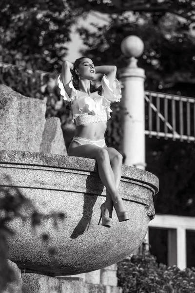 Retrato Una Mujer Morena Posando Lencería Blanca Calle — Foto de Stock