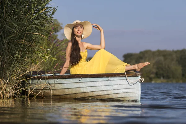 ボートに乗って長いブルネットの髪を持つ魅力的な若い女性 — ストック写真