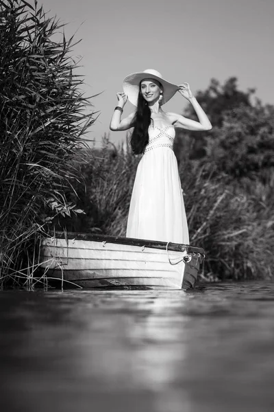 ボートに乗って長いブルネットの髪を持つ魅力的な若い女性 — ストック写真