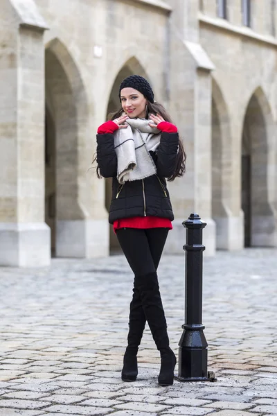 Estilo Vida Retrato Uma Mulher Sorridente Rua Inverno — Fotografia de Stock