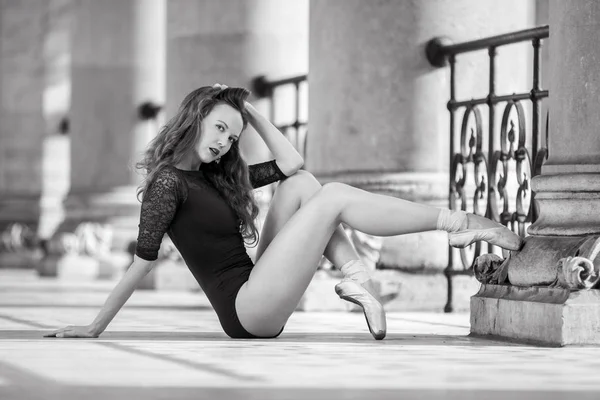 黑发芭蕾舞女演员穿着紧身衣和尖鞋 — 图库照片