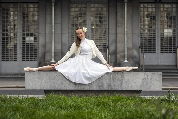 Belle Danseuse Posant Avec Des Pointes Chaussures Dans Rue — Photo