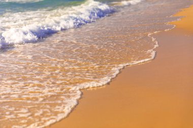 Beyaz köpüklü dalga deniz iyi hava güneşli bir sabah acele