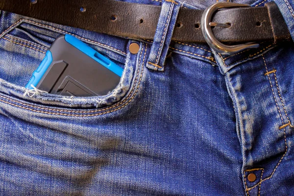 Modern smartphone, cep telefonu açık mavi kot pantolon cebinden sopa