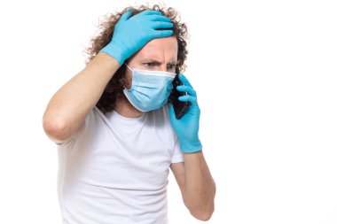 Duygusal adam koruyucu tıbbi maske takıyor. Virüs ve enfeksiyonlara karşı eldiven takıyor. Salgın koronavirüs salgını covid-19