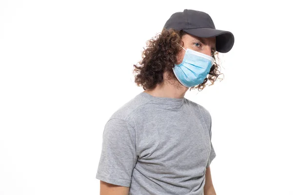 배달원은 바이러스나 스튜디오에 장갑을 의료용 마스크를 착용하고 유행하는 코로나 바이러스 — 스톡 사진