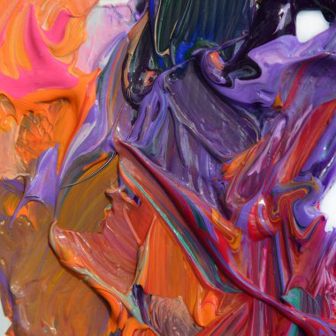 Beyaz arkaplanda farklı renkte renkli yağlı boya.