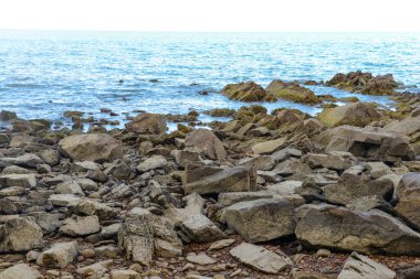 Deniz kıyısındaki sahilde taşlar. Chumphon, Tayland