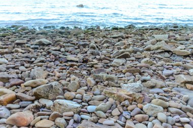 Deniz kıyısındaki sahilde taşlar. Chumphon, Tayland