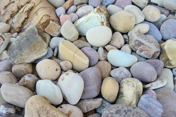 Close Van Afgeronde Gepolijste Strandrotsen Aan Kust — Stockfoto