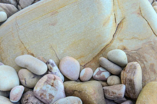 Nahaufnahme Kleiner Abgerundeter Felsen Auf Felsbrocken — Stockfoto