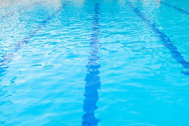 Mavi su ve yüzme havuzu. 