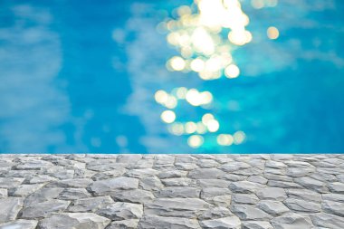 Gri taş kaplama ve bulanık mavi su bokeh soyut arkaplan, ürün görüntüleme montajı 