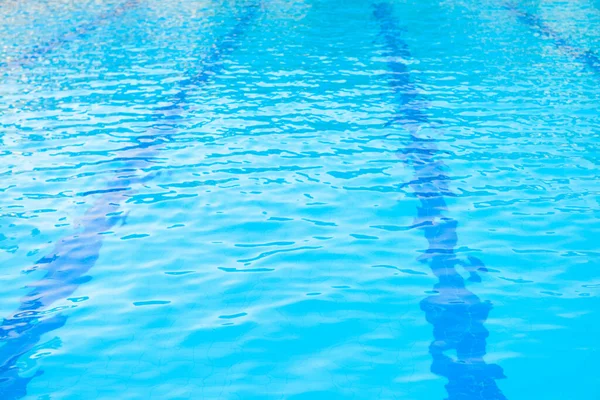 Blaues Wasser Und Rasen Schwimmbad — Stockfoto