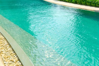 Otel otelinde lüks bir yüzme havuzu. Güneş ışığı yansımalı havuzların dekorasyonu ve tasarımı, tatil, rahatlama, kaçış konsepti