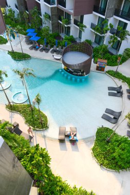 PATTAYA, THAILAND - 20 Nisan 2016: Büyük Mavi Havuzda Dinlenme. Centra Maris Tatil Köyü Jomtien 'de yaz tatili. Lüks bir otel, büyük bir yüzme havuzu, palmiye ağaçları, park dinlenme alanı. Top View, Pattaya, Tayland, 20 Nisan 201