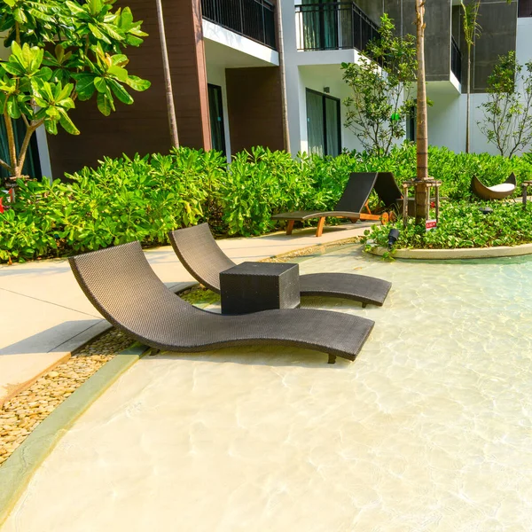 热带酒店度假胜地豪华游泳池的海滩椅子 在游泳池里放松休闲 — 图库照片