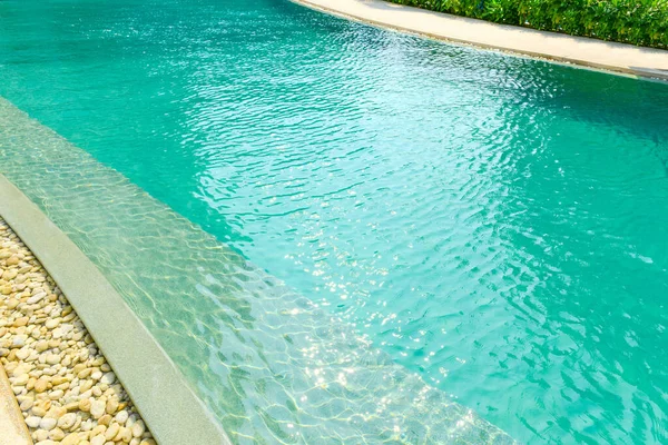 宾馆里漂亮的豪华游泳池 用阳光反射 出游等概念装饰和设计游泳池 — 图库照片