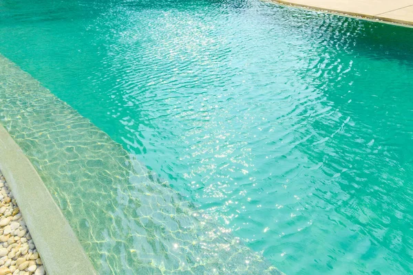 Nahaufnahme Einer Steinumrandung Vor Einem Hellblauen Swimmingpool Dekoration Und Gestaltung — Stockfoto