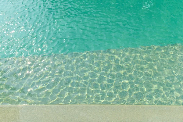 Primer Plano Del Borde Piedra Frente Piscina Azul Brillante Decoración — Foto de Stock