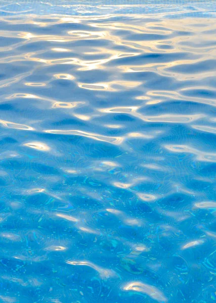 Schwimmbad Blaues Wasser Mit Einer Welle Und Brechung Des Sonnenlichts — Stockfoto