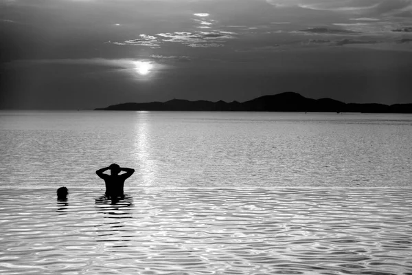 Mensen Paren Ontspannen Infinity Zwembad Prachtige Zonsondergang Zee Schemering Zwart — Stockfoto