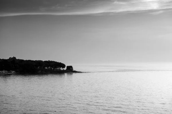 Bella Vista Del Tramonto Sul Mare Crepuscolo Bianco Nero — Foto Stock