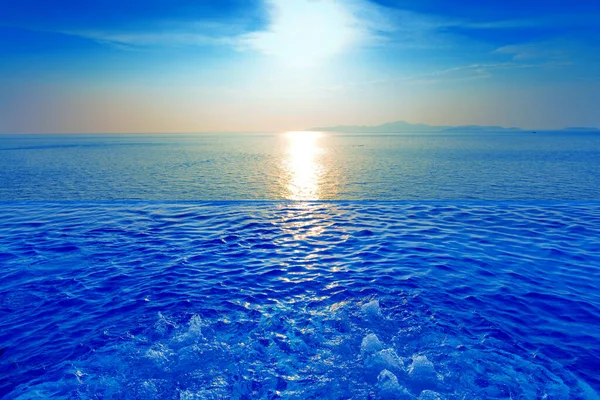 Sonsuz Yüzme Havuzu 'nun güzel manzarası Alacakaranlık zamanlarında denizde gün batımıyla.