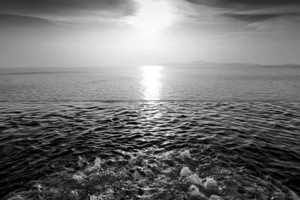 Prachtig Uitzicht Infinity Zwembad Met Zonsondergang Zee Schemering — Stockfoto