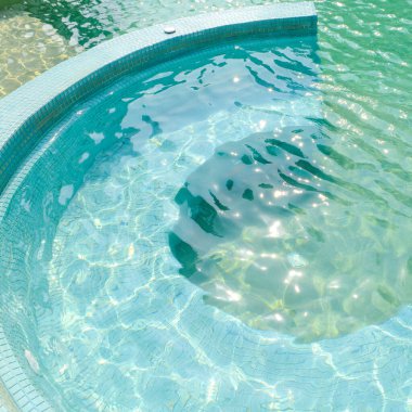 Jakuzi açık hava mavi yüzme havuzu yaz tatili