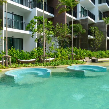 PATTAYA, THAILAND - 20 Nisan 2016: Jakuzide dinlenmek Büyük Mavi Havuz. Centra Maris Tatil Köyü 'nde yaz tatili. Lüks bir otel, büyük bir yüzme havuzu. Pattaya, Tayland, 20 Nisan 2016 