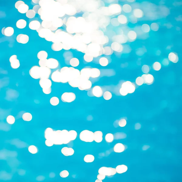 Foco Suave Bokeh Efeitos Luz Sobre Ondulado Fundo Água Azul — Fotografia de Stock