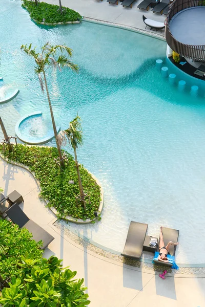 Pattaya Thailand April 2016 Frau Entspannt Sich Einem Schwimmbad Sommerurlaub — Stockfoto