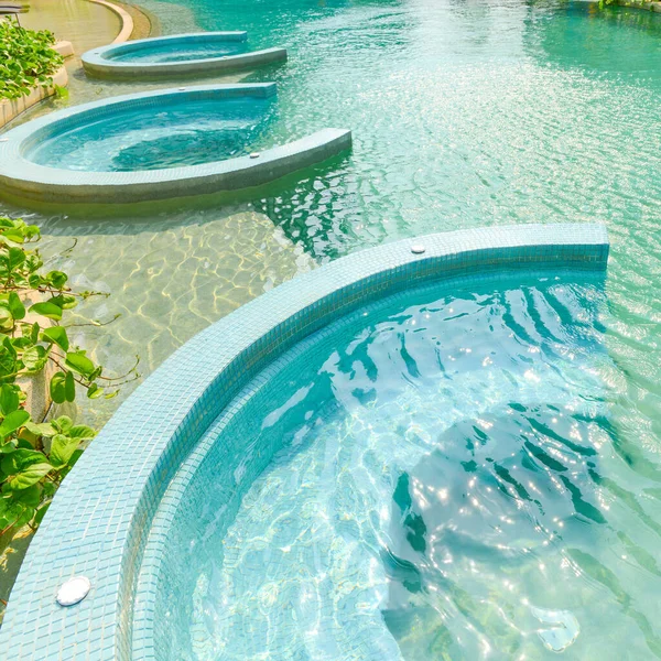 Vířivka Venkovní Modrý Bazén Letní Dovolená — Stock fotografie