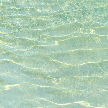 Yüzme havuzu mavi su dalga ve güneş ışığı yansıması efektiyle
