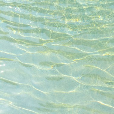 Yüzme havuzu mavi su dalga ve güneş ışığı yansıması efektiyle