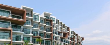 Pattaya City, Tayland 'da modern lüks otel binası ve mavi gökyüzü