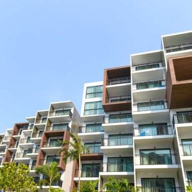 Pattaya şehrinde modern lüks otel binası ve mavi gökyüzü.