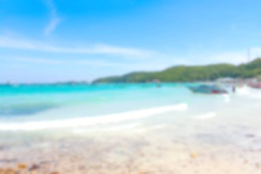 Kum kumsalı ve mavi gökyüzü bulanık, yaz tatili konsepti