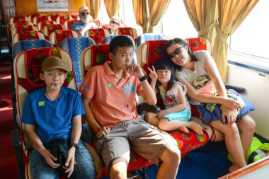 PHUKET, THAILAND - 24 Mart 2015: Phuket 'ten Phi Phi Adası' na giden feribot yolcu odasındaki turist. -24 Mart 2015 Tayland
